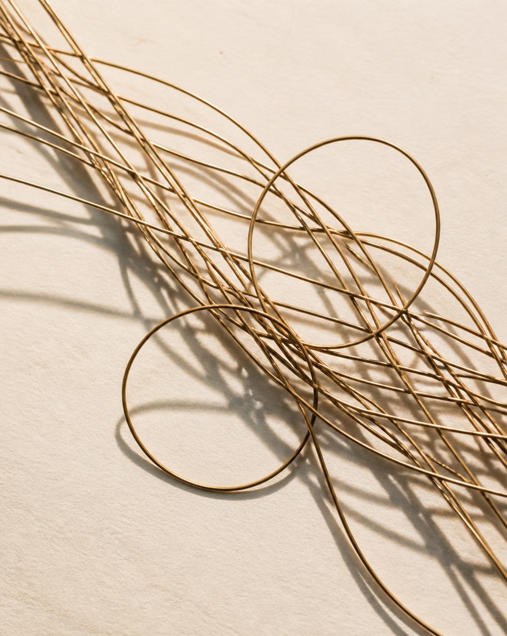 Interlaced brass wires forming an entangled lattice